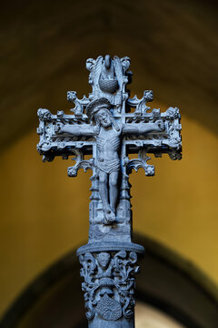 Stone sculpture of Jesus crucified. Sculpture de pierre de J&eacute;sus crucifi&eacute;. Cluses, Haute Savoie - France