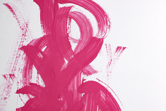 Fondo astratto: pennellate di tempera rosa su carta bianca, spazio per testo