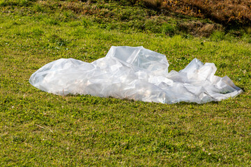 Alte Plastikfolie entsorgt auf einer Wiese in Südtirol