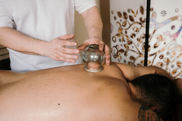 masaż, masażysta, rehabilitacja, relaks, gabinet, zdrowie, fizjoterapia, bańki, stawianie baniek