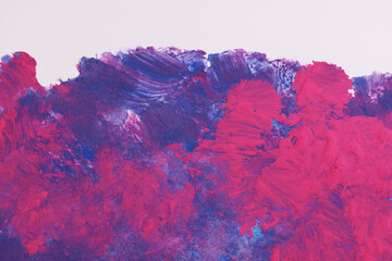Fondo astratto: pennellate di tempera di colore viola e azzurro su carta bianca, spazio per testo