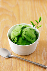 白いお皿に盛り付けた抹茶アイス　Green tea ice cream