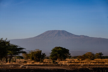 Blick von Kenia auf das Kilimanjaro Bergmassiv in Tansania 