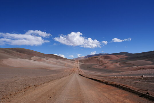 Route et paysage désertique en Argentine © Marion