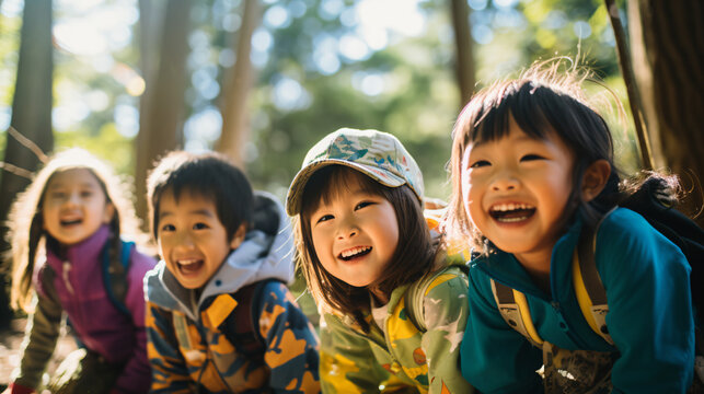 日本の「森のようちえん」で自然を楽しむ笑顔の子ども4人