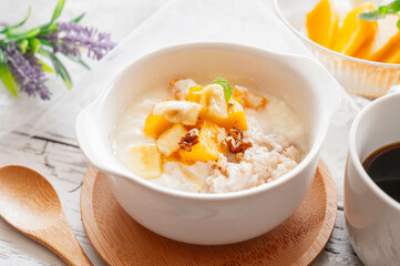 ヨーグルトのオートミールボウル