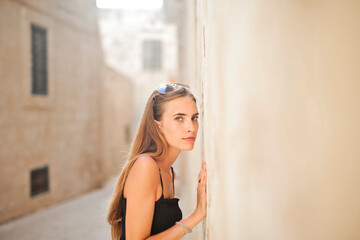 Obraz na płótnie Canvas young woman leaning against a wall
