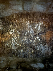 średniowieczne kości w katakumbach pod katedrą w Portugalii - obrazy, fototapety, plakaty