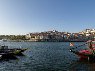 Fototapeta na wymiar Panorama starego miasta w Porto widziana z drugiej strony rzeki