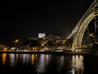 nocny widok na słynny most i starówkę Porto - obrazy, fototapety, plakaty