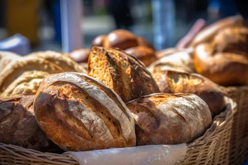 Crédence de cuisine en plexiglas Boulangerie Fresh bread at a farmers market. Loaves of bread displayed in basket. Generative AI