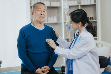 Obraz premium Female doctor talking taking care of her senior patient give support Doctor helping elderly patient with Alzheimer's disease A female attendant holds the hand of an elderly man