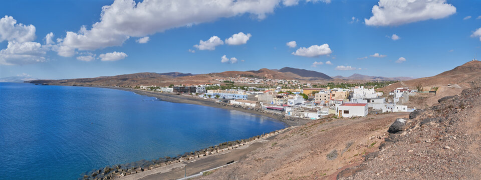 Tarajalejo, Fuerteventura, Kanarische Inseln, Spanien - Panoramablick &uuml;ber den kompletten Ort mit Meer und Landschaft