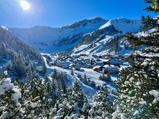 Verschneites Bergdorf Malbun in Liechtenstein