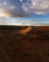 Fototapeta na wymiar Montículos en desierto durante atardecer