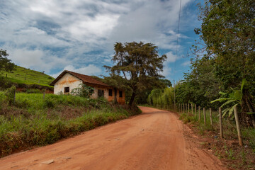 Casa abandonada em estrada rural, Sul de Minas Gerais, Brasil