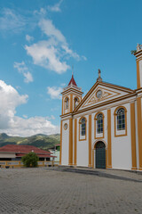 Fototapeta premium Arquitetura externa da igreja matriz da cidade Piranguçu, Minas Gerais