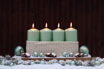 Fotoserie Adventsdekoration: ,Vier brennende Kerzen mit Weihnachtsschmuck und Zimsternen im Schnee...