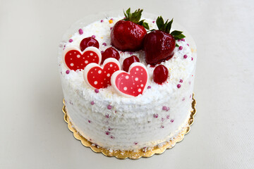 Close-up of homemade mug cakes with protein topping. Tek kisilik, adet yas pasta. Raspberry, fruit and white chocolate birthday cake for 4 to 6 people.