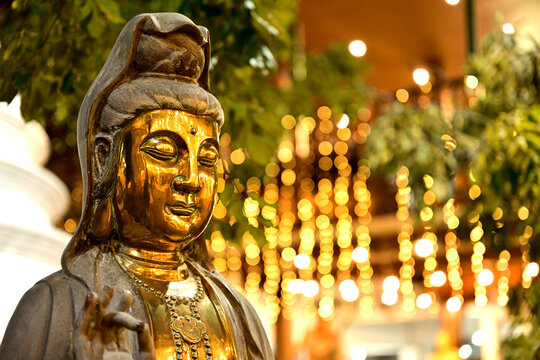 スリランカの首都、コロンボの寺院にある金色仏像