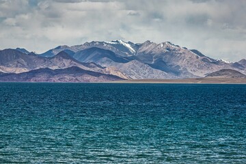 Fototapeta premium Scenic view of Bangong Lake in Ritu County, Ali Prefecture, Tibet, China