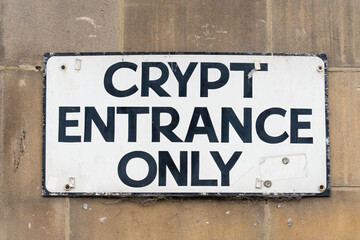 Obraz premium A sign reads, Crypt Entrance Only. Halloween concept.