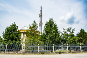 Obraz premium The mosque in town of Radoste in Kosovo