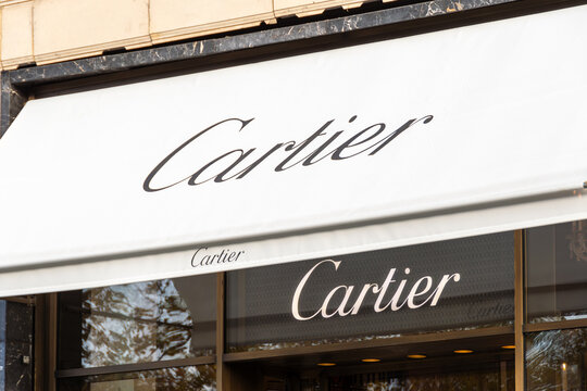 Paris, France - 6 novembre 2023: Enseignes de la boutique Cartier sur l'avenue des Champs-Elys&eacute;es. Cartier est une entreprise fran&ccedil;aise  sp&eacute;cialis&eacute;e dans la bijouterie, l'horlogerie et le luxe
