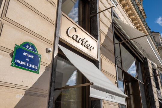Paris, France - 6 novembre 2023: Vue ext&eacute;rieure de la boutique Cartier sur l'avenue des Champs-Elys&eacute;es. Cartier est une entreprise fran&ccedil;aise  sp&eacute;cialis&eacute;e dans la bijouterie, l'horlogerie et le luxe