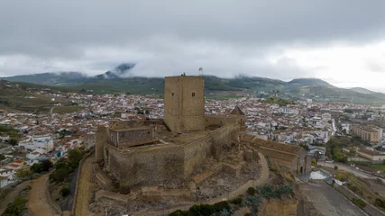 Papier Peint photo Cerro Torre vista aérea del castillo de Alcaudete en la provincia de Jaén, Andalucía