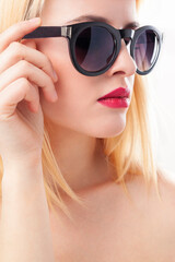 Naklejka premium Portrait of a beautiful woman with sun glasses