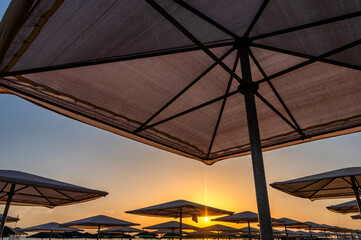 Viele Sonnenschirme am Strandabschnitt eines Hotels