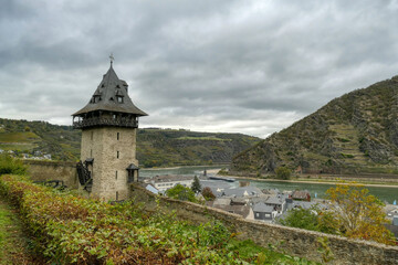 Mittelalterliche Stadtmauer mit Turm und Blick den Rhein bei Oberwesel