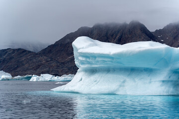 iceberg in jokulsarlon country, foggy sky - obrazy, fototapety, plakaty