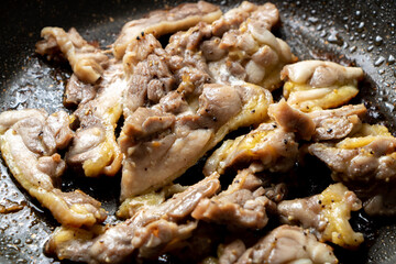 ひね鶏をフライパンで焼く調理シーン。(塩こしょう焼き)
