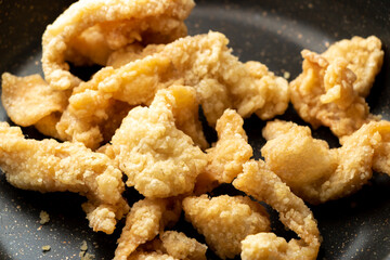 鶏皮の唐揚げをフライパンで温め直す。
