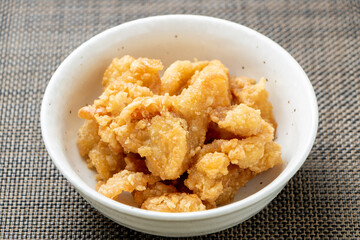 鶏皮の唐揚げ。
