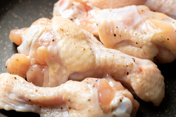 鶏肉(手羽元)をフライパンで焼く。(塩こしょう焼き)
