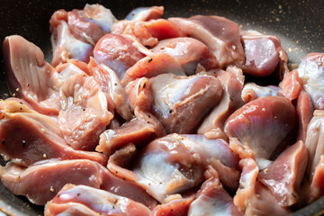 鶏砂肝をフライパンで炒める(塩こしょう炒め)。
