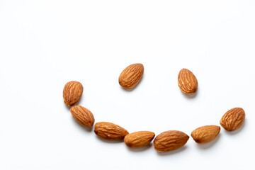 アーモンド(ビタミンEや食物繊維を多く含み、美容や健康によいと言われるナッツ。)で描いた笑顔。
