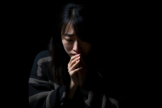 暗い黒色の背景に悩みを抱える日本人女性「AI生成画像」
