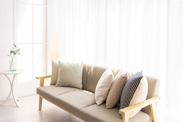 明るい部屋の窓とソファ