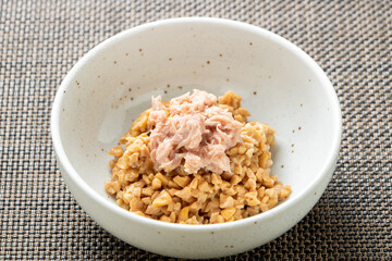 ツナ納豆。(ツナトッピングひきわり納豆。)
