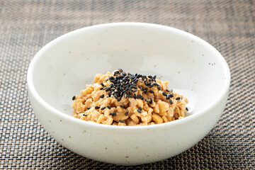 納豆。(黒ごまをかけたひきわり納豆。)
