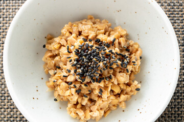 納豆。(黒ごまをかけたひきわり納豆。)
