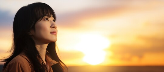 夕方の空を見上げる女性