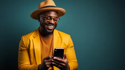 Fotobehang Mann lachend mit guter Laune und positiver Ausstrahlung und Telefon vor farbigem Hintergrund in 16:9 © Laura