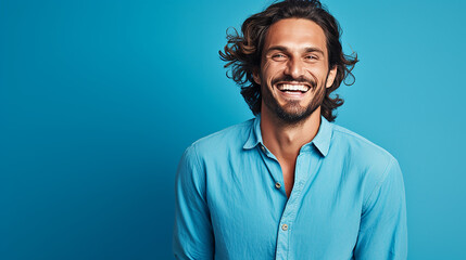 Mann lachend mit guter Laune und positiver Ausstrahlung vor farbigem Hintergrund in 16:9 - obrazy, fototapety, plakaty