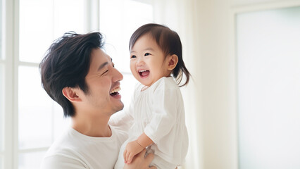 Obraz na płótnie Canvas 明るい部屋と幼い女の子と父親の幸せそうな写真