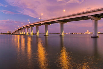 Sand Key Bridge - A panoramic dusk view of Sand Key Bridge, a girder bridge connecting Clearwater and Belleair Beach over the Clearwater Pass, Florida, USA. - obrazy, fototapety, plakaty